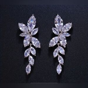 ♥️ 5/20 Sparkling Silver Floral Drop Earrings